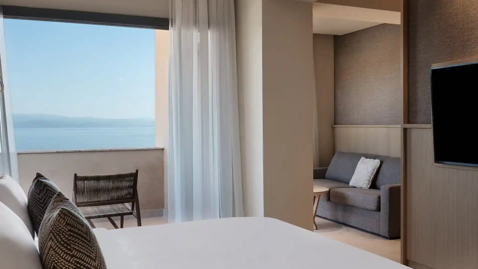 One-Bedroom Suite Sea View