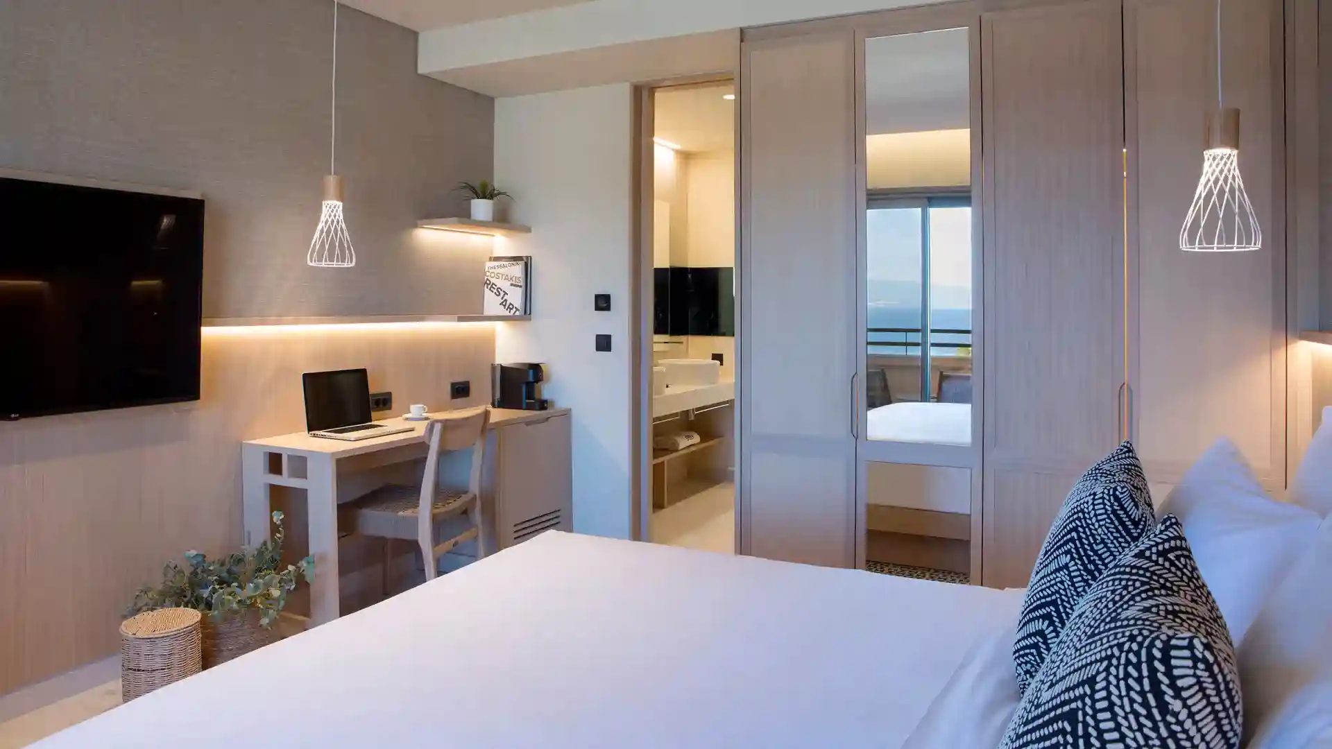 One-Bedroom Suite Sea View