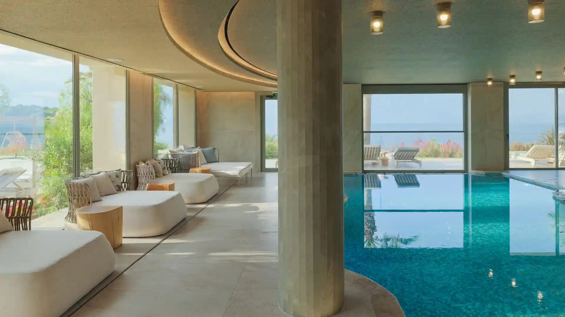 Photo Gallery Photo - indoorHeatedPool_02.webp